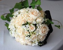 Bouquet di rose e stephanothis 