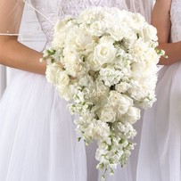 Bouquet di fiori bianchi cascanti