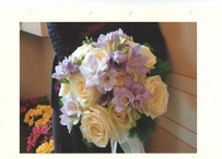 Bouquet per sposi con rose e fresia 