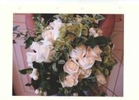 Bouquet per sposi con rose e verdi vari